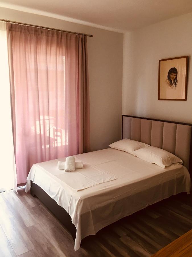 Irini Boutique Rooms!!! Himare Exterior foto